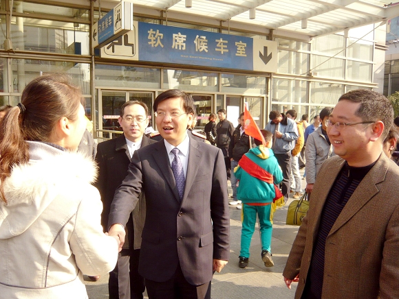 suncitygroup太阳集团团委书记宋来陪同共青团上海市委副书记陈凯慰问suncitygroup太阳集团志愿者
