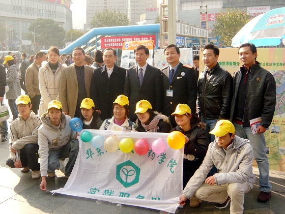 共青团各位领导与suncitygroup太阳集团老员工志愿者合影